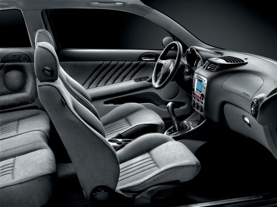 Интерьер Alfa Romeo 147 3-Door (937A) 2004 года  (фото 45 из 48)